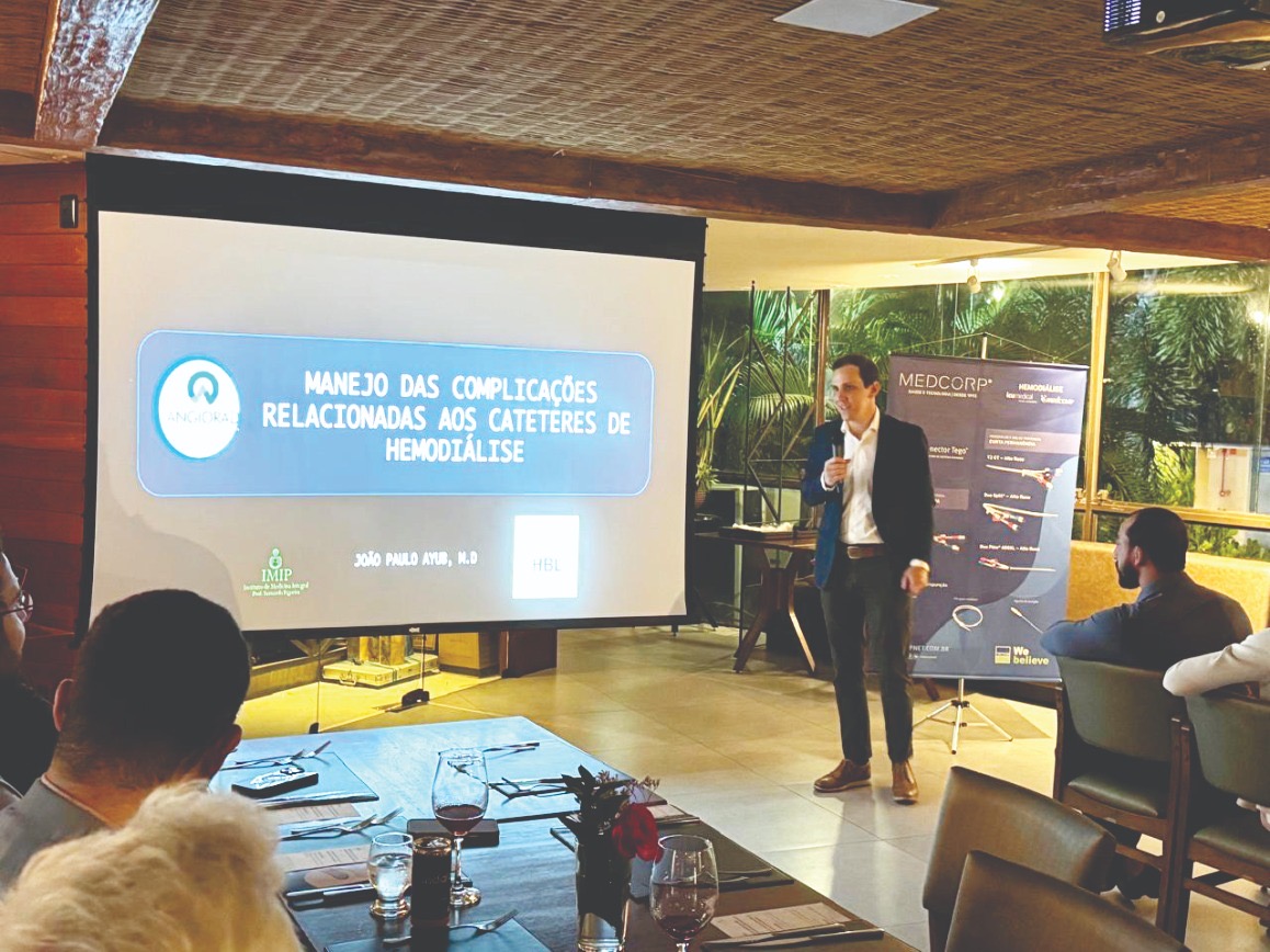 Uninefron promove debate sobre avanços científicos e desafios nos acessos vasculares para hemodiálise